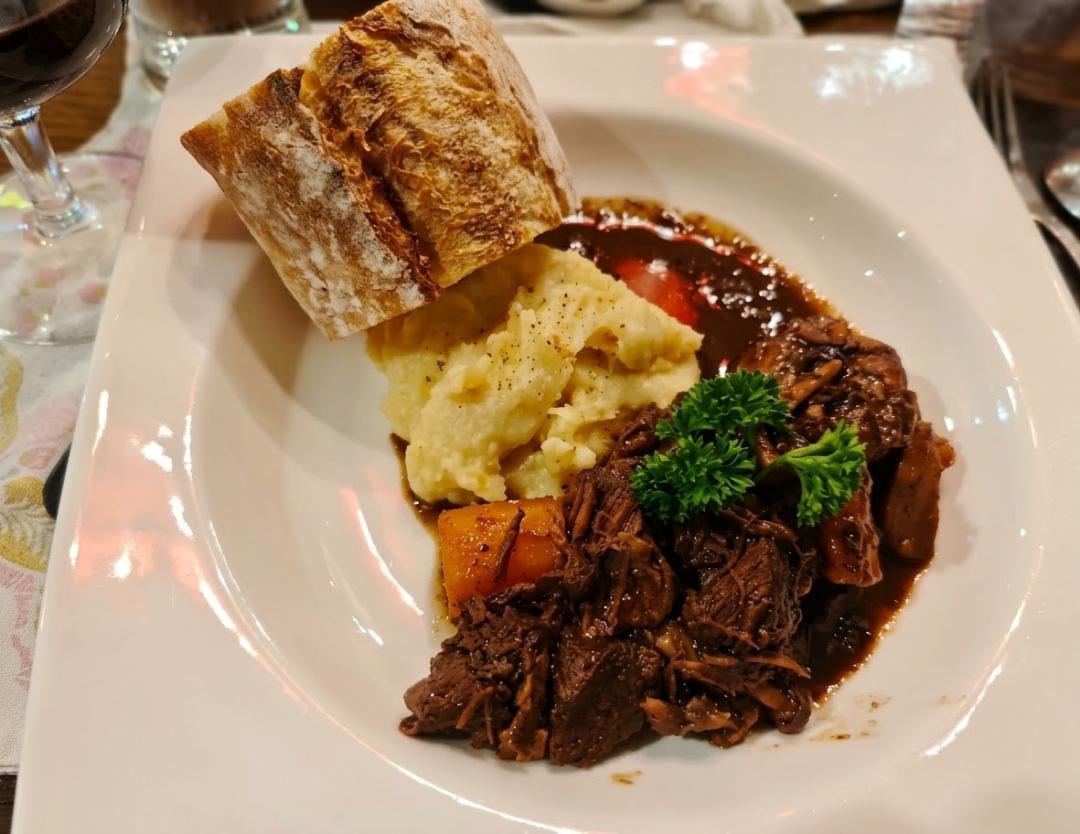 Bœuf bourguignon, purée et pain de campagne