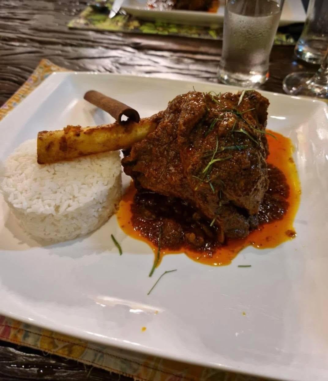 Souris d'agneau au curry Massaman et riz